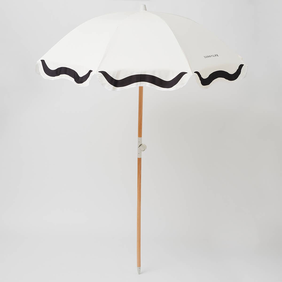 Luxe Beach Umbrella Casa Marbella in Vintage Black Scallop